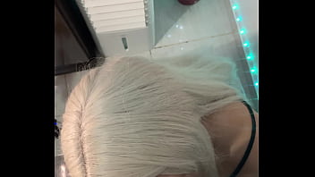 A bruxa do ela engole e masturba o pau grande com olhar de sedução