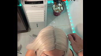 A bruxa do ela engole e masturba o pau grande com olhar de sedução