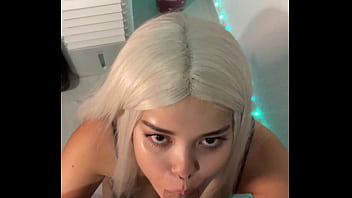 A bruxa do ela engole e masturba o pau grande com olhar de sedução