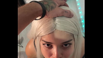 A bruxa do ela engole e masturba o pau grande com olhar de sedução