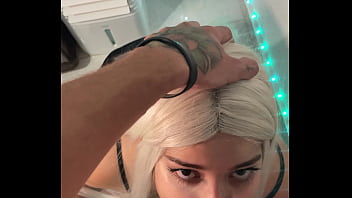 A bruxa do ela engole e masturba o pau grande com olhar de sedução