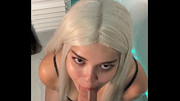 A bruxa do ela engole e masturba o pau grande com olhar de sedução