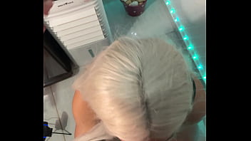 A bruxa do ela engole e masturba o pau grande com olhar de sedução