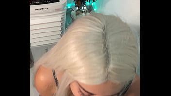 A bruxa do ela engole e masturba o pau grande com olhar de sedução