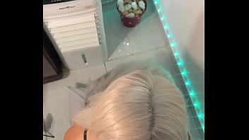 A bruxa do ela engole e masturba o pau grande com olhar de sedução