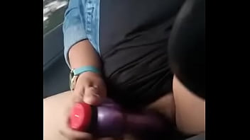 Mi pareja conduce y yo jugueteo con mi coño