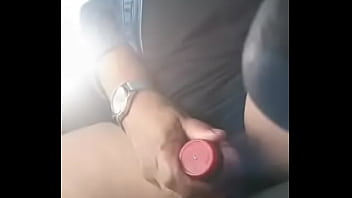 Mi pareja conduce y yo jugueteo con mi coño