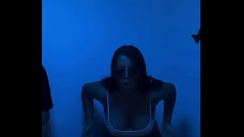 Le gusta enseñar mientras baila