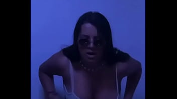 Le gusta enseñar mientras baila