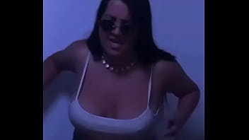 Le gusta enseñar mientras baila