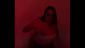 Le gusta enseñar mientras baila