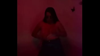 Le gusta enseñar mientras baila