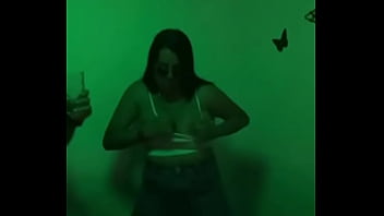 Le gusta enseñar mientras baila Le gusta enseñar mientras baila