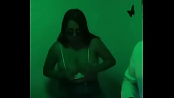 Le gusta enseñar mientras baila