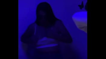 Le gusta enseñar mientras baila