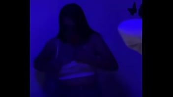 Le gusta enseñar mientras baila