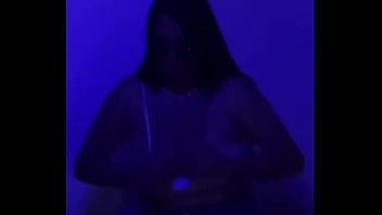 Le gusta enseñar mientras baila