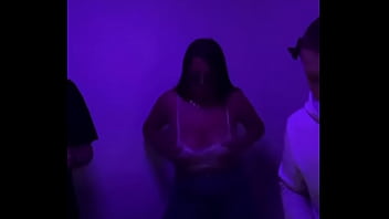 Le gusta enseñar mientras baila