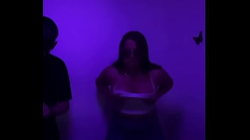 Le gusta enseñar mientras baila