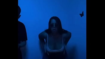 Le gusta enseñar mientras baila