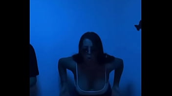 Le gusta enseñar mientras baila