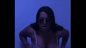 Le gusta enseñar mientras baila