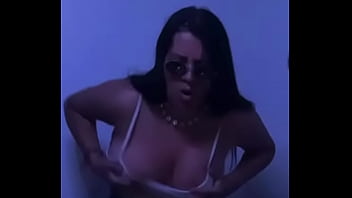 Le gusta enseñar mientras baila