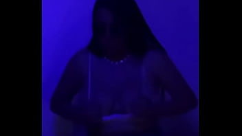 Le gusta enseñar mientras baila