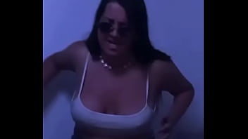 Le gusta enseñar mientras baila