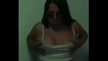 Le gusta enseñar mientras baila Le gusta enseñar mientras baila