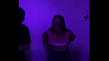 Le gusta enseñar mientras baila