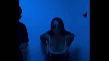 Le gusta enseñar mientras baila