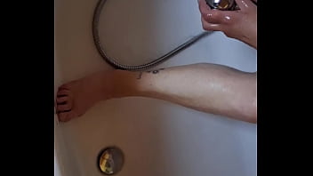 Dreckige füße in der badewanne waschen