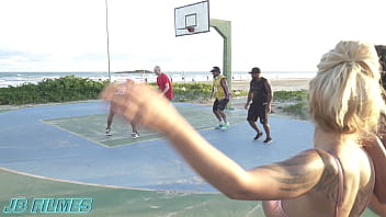 Time de basquete fode torcedoras em uma suruba