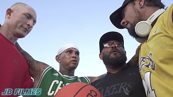 Time de basquete fode torcedoras em uma suruba