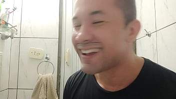 Casa nova trollando minha namorada jogando barata nela