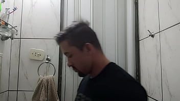 Casa nova trollando minha namorada jogando barata nela