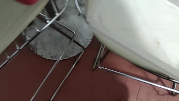 Casa nova trollando minha namorada jogando barata nela