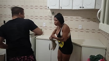 Casa nova trollando minha namorada jogando barata nela