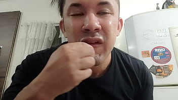 Casa nova trollando minha namorada jogando barata nela