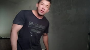 Casa nova trollando minha namorada jogando barata nela