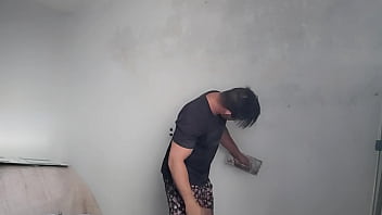 Casa nova trollando minha namorada jogando barata nela