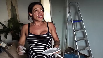 Casa nova trollando minha namorada jogando barata nela