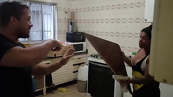 Casa nova trollando minha namorada jogando barata nela