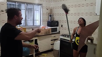 Casa nova trollando minha namorada jogando barata nela