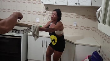 Casa nova trollando minha namorada jogando barata nela