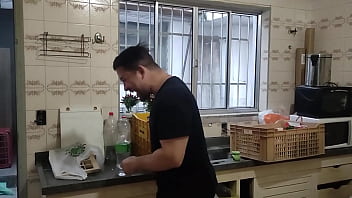 Casa nova trollando minha namorada jogando barata nela