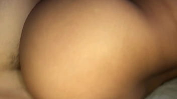 El pervertido cachondo de mi padrastro se mete a mi habitacion en medio de la noche y me destroza el coño sin condon