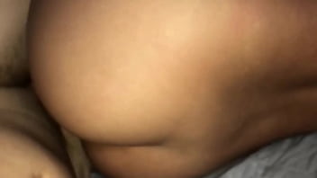 El pervertido cachondo de mi padrastro se mete a mi habitacion en medio de la noche y me destroza el coño sin condon