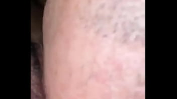 Chupando e bebe a porra da minha puta